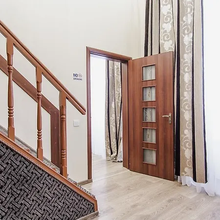 Lanzheronovskaya Street Apartment